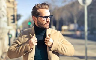 homme avec trench et lunettes